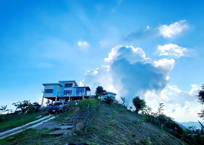 The Mountain A On A Foggy Farm Hill Hébergement de vacances Cebu