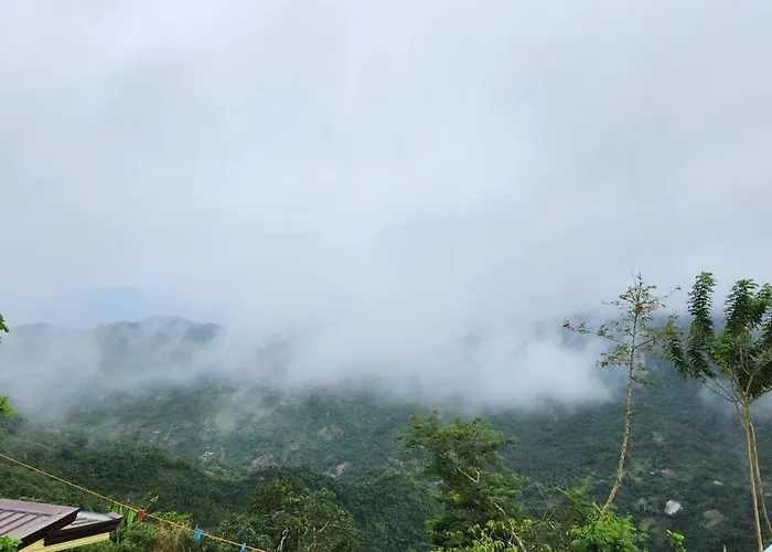 The Mountain A On A Foggy Farm Hill Hébergement de vacances